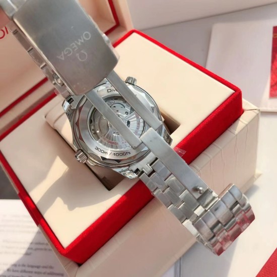 オメガ OMEGA 2023 年に初発されたアップグレードされた大人気モデルで、人気のあるクラシックな存在です。アーチ形の傷つきにくいサファイアガラスの鏡面を採用しており、シチズンのムーブメントの耐久性に十分に対応しています。修正用のリング部分と文字盤部分の色調を一致させており、ケースの形状とバンドの形状のアークが非常に完璧です。 オメガ OMEGA 2023 年に初発されたアップグレードされた大人気モデルで、人気のあるクラシックな存在です。アーチ形の傷つきにくいサファイアガラスの鏡面を採用しており、シチズンのムーブメントの耐久性に十分に対応しています。修正用のリング部分と文字盤部分の色調を一致させており、ケースの形状とバンドの形状のアークが非常に完璧です。