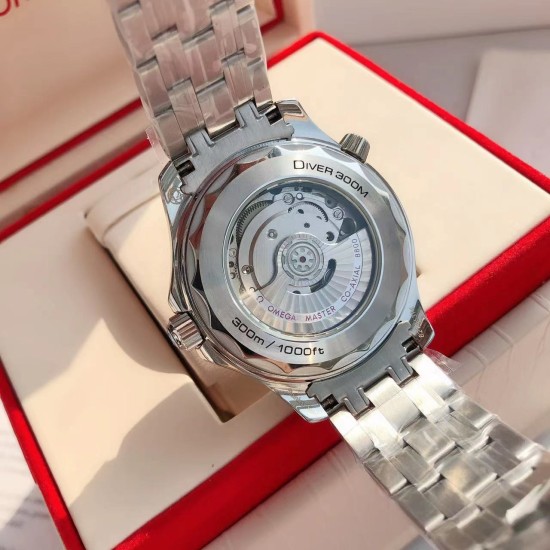 オメガ OMEGA 2023 年に初発されたアップグレードされた大人気モデルで、人気のあるクラシックな存在です。アーチ形の傷つきにくいサファイアガラスの鏡面を採用しており、シチズンのムーブメントの耐久性に十分に対応しています。修正用のリング部分と文字盤部分の色調を一致させており、ケースの形状とバンドの形状のアークが非常に完璧です。 オメガ OMEGA 2023 年に初発されたアップグレードされた大人気モデルで、人気のあるクラシックな存在です。アーチ形の傷つきにくいサファイアガラスの鏡面を採用しており、シチズンのムーブメントの耐久性に十分に対応しています。修正用のリング部分と文字盤部分の色調を一致させており、ケースの形状とバンドの形状のアークが非常に完璧です。