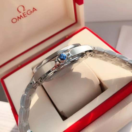 オメガ OMEGA 2023 年に初発されたアップグレードされた大人気モデルで、人気のあるクラシックな存在です。アーチ形の傷つきにくいサファイアガラスの鏡面を採用しており、シチズンのムーブメントの耐久性に十分に対応しています。修正用のリング部分と文字盤部分の色調を一致させており、ケースの形状とバンドの形状のアークが非常に完璧です。 オメガ OMEGA 2023 年に初発されたアップグレードされた大人気モデルで、人気のあるクラシックな存在です。アーチ形の傷つきにくいサファイアガラスの鏡面を採用しており、シチズンのムーブメントの耐久性に十分に対応しています。修正用のリング部分と文字盤部分の色調を一致させており、ケースの形状とバンドの形状のアークが非常に完璧です。