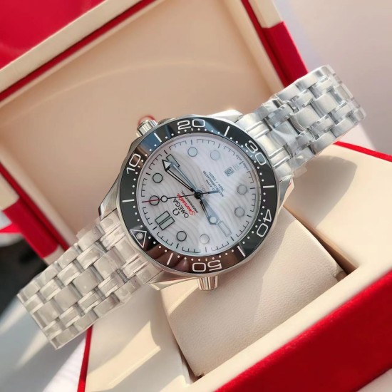 オメガ OMEGA 2023 年に初発されたアップグレードされた大人気モデルで、人気のあるクラシックな存在です。アーチ形の傷つきにくいサファイアガラスの鏡面を採用しており、シチズンのムーブメントの耐久性に十分に対応しています。修正用のリング部分と文字盤部分の色調を一致させており、ケースの形状とバンドの形状のアークが非常に完璧です。 オメガ OMEGA 2023 年に初発されたアップグレードされた大人気モデルで、人気のあるクラシックな存在です。アーチ形の傷つきにくいサファイアガラスの鏡面を採用しており、シチズンのムーブメントの耐久性に十分に対応しています。修正用のリング部分と文字盤部分の色調を一致させており、ケースの形状とバンドの形状のアークが非常に完璧です。