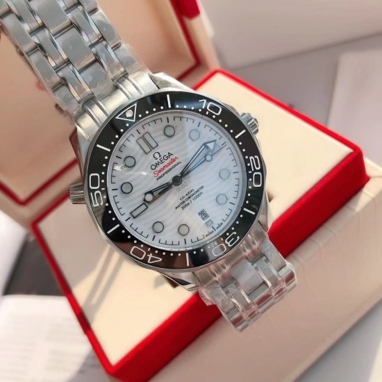 オメガ OMEGA 2023 年に初発されたアップグレードされた大人気モデルで、人気のあるクラシックな存在です。アーチ形の傷つきにくいサファイアガラスの鏡面を採用しており、シチズンのムーブメントの耐久性に十分に対応しています。修正用のリング部分と文字盤部分の色調を一致させており、ケースの形状とバンドの形状のアークが非常に完璧です。 オメガ OMEGA 2023 年に初発されたアップグレードされた大人気モデルで、人気のあるクラシックな存在です。アーチ形の傷つきにくいサファイアガラスの鏡面を採用しており、シチズンのムーブメントの耐久性に十分に対応しています。修正用のリング部分と文字盤部分の色調を一致させており、ケースの形状とバンドの形状のアークが非常に完璧です。