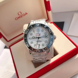 オメガ OMEGA 2023 年に初発されたアップグレードされた大人気モデルで、人気のあるクラシックな存在です。アーチ形の傷つきにくいサファイアガラスの鏡面を採用しており、シチズンのムーブメントの耐久性に十分に対応しています。修正用のリング部分と文字盤部分の色調を一致させており、ケースの形状とバンドの形状のアークが非常に完璧です。