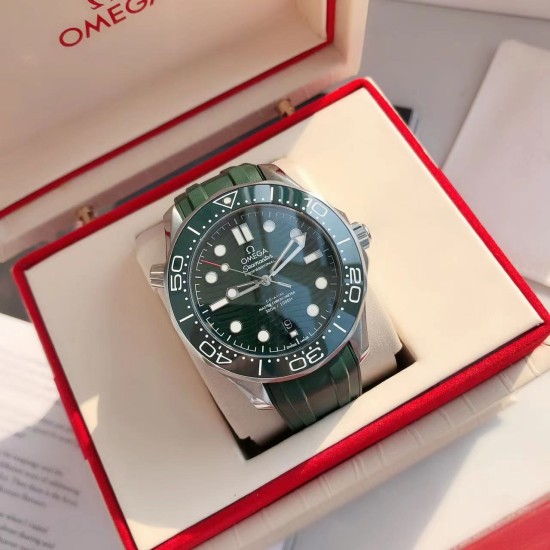 オメガ OMEGA 2023 年に初発されたアップグレードされた大人気モデルで、人気のあるクラシックな存在です。アーチ形の傷つきにくいサファイアガラスの鏡面を採用しており、シチズンのムーブメントの耐久性に十分に対応しています。修正用のリング部分と文字盤部分の色調を一致させており、ケースの形状とバンドの形状のアークが非常に完璧です。 オメガ OMEGA 2023 年に初発されたアップグレードされた大人気モデルで、人気のあるクラシックな存在です。アーチ形の傷つきにくいサファイアガラスの鏡面を採用しており、シチズンのムーブメントの耐久性に十分に対応しています。修正用のリング部分と文字盤部分の色調を一致させており、ケースの形状とバンドの形状のアークが非常に完璧です。