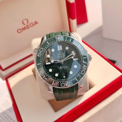 オメガ OMEGA 2023 年に初発されたアップグレードされた大人気モデルで、人気のあるクラシックな存在です。アーチ形の傷つきにくいサファイアガラスの鏡面を採用しており、シチズンのムーブメントの耐久性に十分に対応しています。修正用のリング部分と文字盤部分の色調を一致させており、ケースの形状とバンドの形状のアークが非常に完璧です。