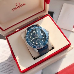 オメガ OMEGA 2023 年に初発されたアップグレードされた大人気モデルで、人気のあるクラシックな存在です。アーチ形の傷つきにくいサファイアガラスの鏡面を採用しており、シチズンのムーブメントの耐久性に十分に対応しています。修正用のリング部分と文字盤部分の色調を一致させており、ケースの形状とバンドの形状のアークが非常に完璧です。