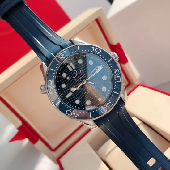 オメガ OMEGA 2023 年に初発されたアップグレードされた大人気モデルで、人気のあるクラシックな存在です。アーチ形の傷つきにくいサファイアガラスの鏡面を採用しており、シチズンのムーブメントの耐久性に十分に対応しています。修正用のリング部分と文字盤部分の色調を一致させており、ケースの形状とバンドの形状のアークが非常に完璧です。 オメガ OMEGA 2023 年に初発されたアップグレードされた大人気モデルで、人気のあるクラシックな存在です。アーチ形の傷つきにくいサファイアガラスの鏡面を採用しており、シチズンのムーブメントの耐久性に十分に対応しています。修正用のリング部分と文字盤部分の色調を一致させており、ケースの形状とバンドの形状のアークが非常に完璧です。