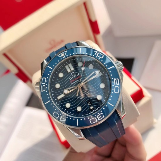 オメガ OMEGA 2023 年に初発されたアップグレードされた大人気モデルで、人気のあるクラシックな存在です。アーチ形の傷つきにくいサファイアガラスの鏡面を採用しており、シチズンのムーブメントの耐久性に十分に対応しています。修正用のリング部分と文字盤部分の色調を一致させており、ケースの形状とバンドの形状のアークが非常に完璧です。 オメガ OMEGA 2023 年に初発されたアップグレードされた大人気モデルで、人気のあるクラシックな存在です。アーチ形の傷つきにくいサファイアガラスの鏡面を採用しており、シチズンのムーブメントの耐久性に十分に対応しています。修正用のリング部分と文字盤部分の色調を一致させており、ケースの形状とバンドの形状のアークが非常に完璧です。