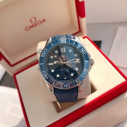 オメガ OMEGA 2023 年に初発されたアップグレードされた大人気モデルで、人気のあるクラシックな存在です。アーチ形の傷つきにくいサファイアガラスの鏡面を採用しており、シチズンのムーブメントの耐久性に十分に対応しています。修正用のリング部分と文字盤部分の色調を一致させており、ケースの形状とバンドの形状のアークが非常に完璧です。