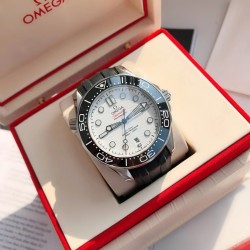 オメガ OMEGA 2023 年に初発されたアップグレードされた大人気モデルで、人気のあるクラシックな存在です。アーチ形の傷つきにくいサファイアガラスの鏡面を採用しており、シチズンのムーブメントの耐久性に十分に対応しています。修正用のリング部分と文字盤部分の色調を一致させており、ケースの形状とバンドの形状のアークが非常に完璧です。