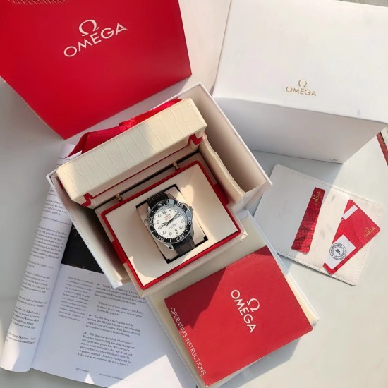 オメガ OMEGA 2023 年に初発されたアップグレードされた大人気モデルで、人気のあるクラシックな存在です。アーチ形の傷つきにくいサファイアガラスの鏡面を採用しており、シチズンのムーブメントの耐久性に十分に対応しています。修正用のリング部分と文字盤部分の色調を一致させており、ケースの形状とバンドの形状のアークが非常に完璧です。 オメガ OMEGA 2023 年に初発されたアップグレードされた大人気モデルで、人気のあるクラシックな存在です。アーチ形の傷つきにくいサファイアガラスの鏡面を採用しており、シチズンのムーブメントの耐久性に十分に対応しています。修正用のリング部分と文字盤部分の色調を一致させており、ケースの形状とバンドの形状のアークが非常に完璧です。