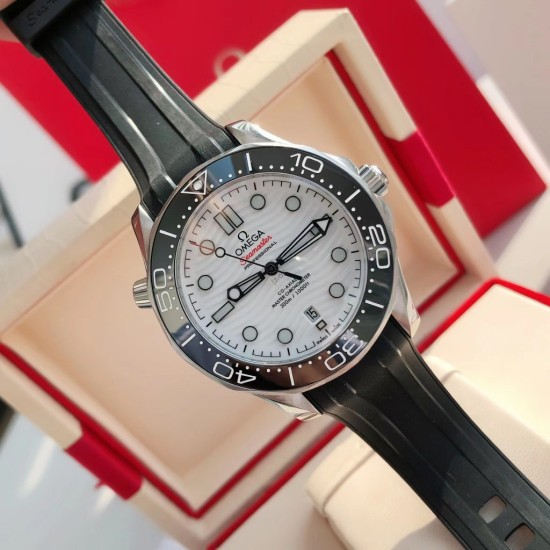 オメガ OMEGA 2023 年に初発されたアップグレードされた大人気モデルで、人気のあるクラシックな存在です。アーチ形の傷つきにくいサファイアガラスの鏡面を採用しており、シチズンのムーブメントの耐久性に十分に対応しています。修正用のリング部分と文字盤部分の色調を一致させており、ケースの形状とバンドの形状のアークが非常に完璧です。 オメガ OMEGA 2023 年に初発されたアップグレードされた大人気モデルで、人気のあるクラシックな存在です。アーチ形の傷つきにくいサファイアガラスの鏡面を採用しており、シチズンのムーブメントの耐久性に十分に対応しています。修正用のリング部分と文字盤部分の色調を一致させており、ケースの形状とバンドの形状のアークが非常に完璧です。