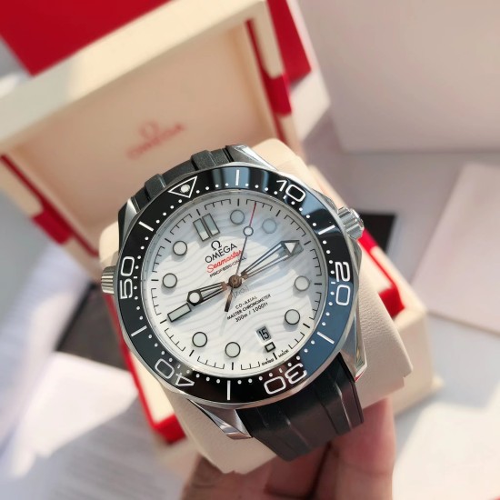 オメガ OMEGA 2023 年に初発されたアップグレードされた大人気モデルで、人気のあるクラシックな存在です。アーチ形の傷つきにくいサファイアガラスの鏡面を採用しており、シチズンのムーブメントの耐久性に十分に対応しています。修正用のリング部分と文字盤部分の色調を一致させており、ケースの形状とバンドの形状のアークが非常に完璧です。 オメガ OMEGA 2023 年に初発されたアップグレードされた大人気モデルで、人気のあるクラシックな存在です。アーチ形の傷つきにくいサファイアガラスの鏡面を採用しており、シチズンのムーブメントの耐久性に十分に対応しています。修正用のリング部分と文字盤部分の色調を一致させており、ケースの形状とバンドの形状のアークが非常に完璧です。