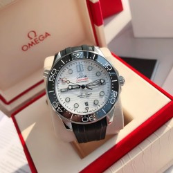 オメガ OMEGA 2023 年に初発されたアップグレードされた大人気モデルで、人気のあるクラシックな存在です。アーチ形の傷つきにくいサファイアガラスの鏡面を採用しており、シチズンのムーブメントの耐久性に十分に対応しています。修正用のリング部分と文字盤部分の色調を一致させており、ケースの形状とバンドの形状のアークが非常に完璧です。