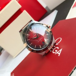 2022年の大ヒット商品！全く新しいオメガ（OMEGA）「Constellation Gents」コンステレーション ジェンツ シリーズ。新しいシチズン（Citizen）ムーブメントを搭載した、高品質で超お手頃価格の又一代表作です。サファイアガラスの防かすりガラス ミラー面で、時刻の読み取りがはっきりします。防水性能は抜群で、安心して泳ぐことができます! 316Lステンレス スチールの時計ケースで、同じ材質のブレスレットはCNCカッティング技術を採用しており、ケースの形状と接続部分が完璧にマッチしています