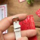 オメガ(OMEGA)は、見事なエレガントシリーズ「Dewdrop」腕時計を心をこめて発表いたします。精巧なデザインと優雅な魅力を一体に融合させています。ケース径は27.4mmで、精鋼製の時計ケースで、研磨仕上げのベゼルが付いています。両側には、固定された水滴型のルーレットがそれぞれ1つずつ付いています。時計の裏蓋には、時間の神クロノスのバッジ模様が浮き彫りになっており、極めて高い技術力を際立たせています。アメリカ産のアナゴワニの皮を使用したバンドで、なめらかな手触りで、摩耗に強く、耐久性に優れています。真 オメガ(OMEGA)は、見事なエレガントシリーズ「Dewdrop」腕時計を心をこめて発表いたします。精巧なデザインと優雅な魅力を一体に融合させています。ケース径は27.4mmで、精鋼製の時計ケースで、研磨仕上げのベゼルが付いています。両側には、固定された水滴型のルーレットがそれぞれ1つずつ付いています。時計の裏蓋には、時間の神クロノスのバッジ模様が浮き彫りになっており、極めて高い技術力を際立たせています。アメリカ産のアナゴワニの皮を使用したバンドで、なめらかな手触りで、摩耗に強く、耐久性に優れています。真