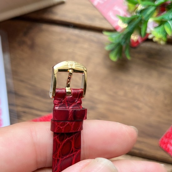 オメガ（OMEGA）は、見事なエレガントシリーズ「Dewdrop」腕時計を心をこめて発表いたします。精巧なデザインと優雅な魅力を一体に融合させています。ケース径は27.4mmで、精鋼製の時計ケースで、研磨仕上げのベゼルが付いています。両側には、固定された水滴型のルーレットがそれぞれ1つずつ付いています。時計の裏蓋には、時間の神クロノスのバッジ模様が浮き彫りになっており、極めて高い技術力を際立たせています。アメリカ産のアナゴワニの皮を使用したバンドで、なめらかな手触りで、摩耗に強く、耐久性に優れています。真