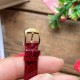 オメガ（OMEGA）は、見事なエレガントシリーズ「Dewdrop」腕時計を心をこめて発表いたします。精巧なデザインと優雅な魅力を一体に融合させています。ケース径は27.4mmで、精鋼製の時計ケースで、研磨仕上げのベゼルが付いています。両側には、固定された水滴型のルーレットがそれぞれ1つずつ付いています。時計の裏蓋には、時間の神クロノスのバッジ模様が浮き彫りになっており、極めて高い技術力を際立たせています。アメリカ産のアナゴワニの皮を使用したバンドで、なめらかな手触りで、摩耗に強く、耐久性に優れています。真