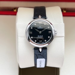 オメガ（OMEGA）は、見事なエレガントシリーズ「Dewdrop」腕時計を心をこめて発表いたします。精巧なデザインと優雅な魅力を一体に融合させています。ケース径は27.4mmで、精鋼製の時計ケースで、研磨仕上げのベゼルが付いています。両側には、固定された水滴型のルーレットがそれぞれ1つずつ付いています。時計の裏蓋には、時間の神クロノスのバッジ模様が浮き彫りになっており、極めて高い技術力を際立たせています。アメリカ産のアナゴワニの皮を使用したバンドで、なめらかな手触りで、摩耗に強く、耐久性に優れています。真
