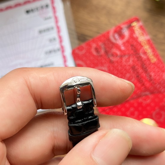 オメガ(OMEGA)は、見事なエレガントシリーズ「Dewdrop」腕時計を心をこめて発表いたします。精巧なデザインと優雅な魅力を一体に融合させています。ケース径は27.4mmで、精鋼製の時計ケースで、研磨仕上げのベゼルが付いています。両側には、固定された水滴型のルーレットがそれぞれ1つずつ付いています。時計の裏蓋には、時間の神クロノスのバッジ模様が浮き彫りになっており、極めて高い技術力を際立たせています。アメリカ産のアナゴワニの皮を使用したバンドで、なめらかな手触りで、摩耗に強く、耐久性に優れています。真 オメガ(OMEGA)は、見事なエレガントシリーズ「Dewdrop」腕時計を心をこめて発表いたします。精巧なデザインと優雅な魅力を一体に融合させています。ケース径は27.4mmで、精鋼製の時計ケースで、研磨仕上げのベゼルが付いています。両側には、固定された水滴型のルーレットがそれぞれ1つずつ付いています。時計の裏蓋には、時間の神クロノスのバッジ模様が浮き彫りになっており、極めて高い技術力を際立たせています。アメリカ産のアナゴワニの皮を使用したバンドで、なめらかな手触りで、摩耗に強く、耐久性に優れています。真