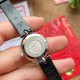 オメガ(OMEGA)は、見事なエレガントシリーズ「Dewdrop」腕時計を心をこめて発表いたします。精巧なデザインと優雅な魅力を一体に融合させています。ケース径は27.4mmで、精鋼製の時計ケースで、研磨仕上げのベゼルが付いています。両側には、固定された水滴型のルーレットがそれぞれ1つずつ付いています。時計の裏蓋には、時間の神クロノスのバッジ模様が浮き彫りになっており、極めて高い技術力を際立たせています。アメリカ産のアナゴワニの皮を使用したバンドで、なめらかな手触りで、摩耗に強く、耐久性に優れています。真 オメガ(OMEGA)は、見事なエレガントシリーズ「Dewdrop」腕時計を心をこめて発表いたします。精巧なデザインと優雅な魅力を一体に融合させています。ケース径は27.4mmで、精鋼製の時計ケースで、研磨仕上げのベゼルが付いています。両側には、固定された水滴型のルーレットがそれぞれ1つずつ付いています。時計の裏蓋には、時間の神クロノスのバッジ模様が浮き彫りになっており、極めて高い技術力を際立たせています。アメリカ産のアナゴワニの皮を使用したバンドで、なめらかな手触りで、摩耗に強く、耐久性に優れています。真