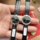 オメガ(OMEGA)は、見事なエレガントシリーズ「Dewdrop」腕時計を心をこめて発表いたします。精巧なデザインと優雅な魅力を一体に融合させています。ケース径は27.4mmで、精鋼製の時計ケースで、研磨仕上げのベゼルが付いています。両側には、固定された水滴型のルーレットがそれぞれ1つずつ付いています。時計の裏蓋には、時間の神クロノスのバッジ模様が浮き彫りになっており、極めて高い技術力を際立たせています。アメリカ産のアナゴワニの皮を使用したバンドで、なめらかな手触りで、摩耗に強く、耐久性に優れています。真 オメガ(OMEGA)は、見事なエレガントシリーズ「Dewdrop」腕時計を心をこめて発表いたします。精巧なデザインと優雅な魅力を一体に融合させています。ケース径は27.4mmで、精鋼製の時計ケースで、研磨仕上げのベゼルが付いています。両側には、固定された水滴型のルーレットがそれぞれ1つずつ付いています。時計の裏蓋には、時間の神クロノスのバッジ模様が浮き彫りになっており、極めて高い技術力を際立たせています。アメリカ産のアナゴワニの皮を使用したバンドで、なめらかな手触りで、摩耗に強く、耐久性に優れています。真