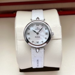 オメガ（OMEGA）は、見事なエレガントシリーズ「Dewdrop」腕時計を心をこめて発表いたします。精巧なデザインと優雅な魅力を一体に融合させています。ケース径は27.4mmで、精鋼製の時計ケースで、研磨仕上げのベゼルが付いています。両側には、固定された水滴型のルーレットがそれぞれ1つずつ付いています。時計の裏蓋には、時間の神クロノスのバッジ模様が浮き彫りになっており、極めて高い技術力を際立たせています。アメリカ産のアナゴワニの皮を使用したバンドで、なめらかな手触りで、摩耗に強く、耐久性に優れています。真
