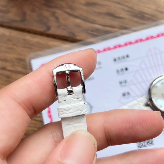 オメガ(OMEGA)は、見事なエレガントシリーズ「Dewdrop」腕時計を心をこめて発表いたします。精巧なデザインと優雅な魅力を一体に融合させています。ケース径は27.4mmで、精鋼製の時計ケースで、研磨仕上げのベゼルが付いています。両側には、固定された水滴型のルーレットがそれぞれ1つずつ付いています。時計の裏蓋には、時間の神クロノスのバッジ模様が浮き彫りになっており、極めて高い技術力を際立たせています。アメリカ産のアナゴワニの皮を使用したバンドで、なめらかな手触りで、摩耗に強く、耐久性に優れています。真 オメガ(OMEGA)は、見事なエレガントシリーズ「Dewdrop」腕時計を心をこめて発表いたします。精巧なデザインと優雅な魅力を一体に融合させています。ケース径は27.4mmで、精鋼製の時計ケースで、研磨仕上げのベゼルが付いています。両側には、固定された水滴型のルーレットがそれぞれ1つずつ付いています。時計の裏蓋には、時間の神クロノスのバッジ模様が浮き彫りになっており、極めて高い技術力を際立たせています。アメリカ産のアナゴワニの皮を使用したバンドで、なめらかな手触りで、摩耗に強く、耐久性に優れています。真