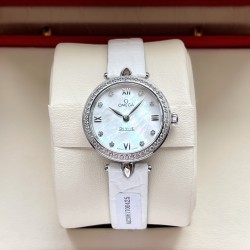 オメガ（OMEGA）は、見事なエレガントシリーズ「Dewdrop」腕時計を心をこめて発表いたします。精巧なデザインと優雅な魅力を一体に融合させています。ケース径は27.4mmで、精鋼製の時計ケースで、研磨仕上げのベゼルが付いています。両側には、固定された水滴型のルーレットがそれぞれ1つずつ付いています。時計の裏蓋には、時間の神クロノスのバッジ模様が浮き彫りになっており、極めて高い技術力を際立たせています。アメリカ産のアナゴワニの皮を使用したバンドで、なめらかな手触りで、摩耗に強く、耐久性に優れています。真