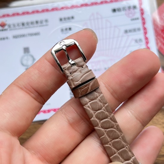 オメガ(OMEGA)は、見事なエレガントシリーズ「Dewdrop」腕時計を心をこめて発表いたします。精巧なデザインと優雅な魅力を一体に融合させています。ケース径は27.4mmで、精鋼製の時計ケースで、研磨仕上げのベゼルが付いています。両側には、固定された水滴型のルーレットがそれぞれ1つずつ付いています。時計の裏蓋には、時間の神クロノスのバッジ模様が浮き彫りになっており、極めて高い技術力を際立たせています。アメリカ産のアナゴワニの皮を使用したバンドで、なめらかな手触りで、摩耗に強く、耐久性に優れています。真 オメガ(OMEGA)は、見事なエレガントシリーズ「Dewdrop」腕時計を心をこめて発表いたします。精巧なデザインと優雅な魅力を一体に融合させています。ケース径は27.4mmで、精鋼製の時計ケースで、研磨仕上げのベゼルが付いています。両側には、固定された水滴型のルーレットがそれぞれ1つずつ付いています。時計の裏蓋には、時間の神クロノスのバッジ模様が浮き彫りになっており、極めて高い技術力を際立たせています。アメリカ産のアナゴワニの皮を使用したバンドで、なめらかな手触りで、摩耗に強く、耐久性に優れています。真