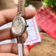 オメガ(OMEGA)は、見事なエレガントシリーズ「Dewdrop」腕時計を心をこめて発表いたします。精巧なデザインと優雅な魅力を一体に融合させています。ケース径は27.4mmで、精鋼製の時計ケースで、研磨仕上げのベゼルが付いています。両側には、固定された水滴型のルーレットがそれぞれ1つずつ付いています。時計の裏蓋には、時間の神クロノスのバッジ模様が浮き彫りになっており、極めて高い技術力を際立たせています。アメリカ産のアナゴワニの皮を使用したバンドで、なめらかな手触りで、摩耗に強く、耐久性に優れています。真 オメガ(OMEGA)は、見事なエレガントシリーズ「Dewdrop」腕時計を心をこめて発表いたします。精巧なデザインと優雅な魅力を一体に融合させています。ケース径は27.4mmで、精鋼製の時計ケースで、研磨仕上げのベゼルが付いています。両側には、固定された水滴型のルーレットがそれぞれ1つずつ付いています。時計の裏蓋には、時間の神クロノスのバッジ模様が浮き彫りになっており、極めて高い技術力を際立たせています。アメリカ産のアナゴワニの皮を使用したバンドで、なめらかな手触りで、摩耗に強く、耐久性に優れています。真