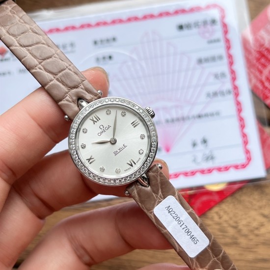 オメガ(OMEGA)は、見事なエレガントシリーズ「Dewdrop」腕時計を心をこめて発表いたします。精巧なデザインと優雅な魅力を一体に融合させています。ケース径は27.4mmで、精鋼製の時計ケースで、研磨仕上げのベゼルが付いています。両側には、固定された水滴型のルーレットがそれぞれ1つずつ付いています。時計の裏蓋には、時間の神クロノスのバッジ模様が浮き彫りになっており、極めて高い技術力を際立たせています。アメリカ産のアナゴワニの皮を使用したバンドで、なめらかな手触りで、摩耗に強く、耐久性に優れています。真 オメガ(OMEGA)は、見事なエレガントシリーズ「Dewdrop」腕時計を心をこめて発表いたします。精巧なデザインと優雅な魅力を一体に融合させています。ケース径は27.4mmで、精鋼製の時計ケースで、研磨仕上げのベゼルが付いています。両側には、固定された水滴型のルーレットがそれぞれ1つずつ付いています。時計の裏蓋には、時間の神クロノスのバッジ模様が浮き彫りになっており、極めて高い技術力を際立たせています。アメリカ産のアナゴワニの皮を使用したバンドで、なめらかな手触りで、摩耗に強く、耐久性に優れています。真