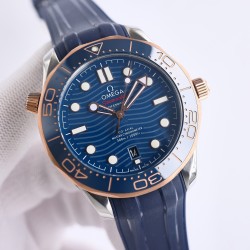 オメガ（OMEGA）のシーマスターは、ダブルTの黒いバランスウィートと8800ムーブメントを採用しており、ケースのサイズは42mmです。GR1のレーザー彫刻による波紋のダイヤル、透かし模様の指針、そして排ガスバルブなどが特徴です。カラーマッチングでは、クラシックな青のダイヤルに青のベゼルを組み合わせており、黒と青（最もクラシックな2色）を使用しています。精鋼と18K金を使って作られており、42mmの精鋼製の時計ケースで、青いセラミックダイヤルにはレーザー彫刻による波紋模様が施されており、白いSuper-L