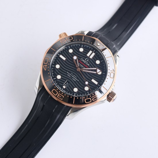 オメガ(OMEGA)のシーマスターは、ダブルTの黒いバランスウィートと8800ムーブメントを採用しており、ケースのサイズは42mmです。GR1のレーザー彫刻による波紋のダイヤル、透かし模様の指針、そして排ガスバルブなどが特徴です。カラーマッチングでは、クラシックな青のダイヤルに青のベゼルを組み合わせており、黒と青(最もクラシックな2色)を使用しています。精鋼と18K金を使って作られており、42mmの精鋼製の時計ケースで、青いセラミックダイヤルにはレーザー彫刻による波紋模様が施されており、白いSuper-L オメガ(OMEGA)のシーマスターは、ダブルTの黒いバランスウィートと8800ムーブメントを採用しており、ケースのサイズは42mmです。GR1のレーザー彫刻による波紋のダイヤル、透かし模様の指針、そして排ガスバルブなどが特徴です。カラーマッチングでは、クラシックな青のダイヤルに青のベゼルを組み合わせており、黒と青(最もクラシックな2色)を使用しています。精鋼と18K金を使って作られており、42mmの精鋼製の時計ケースで、青いセラミックダイヤルにはレーザー彫刻による波紋模様が施されており、白いSuper-L