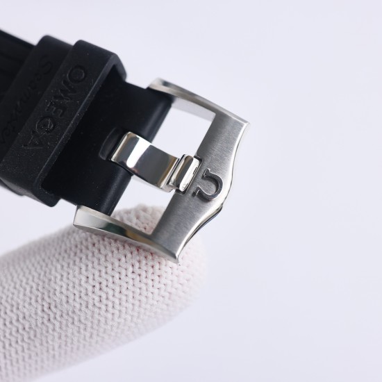 オメガ(OMEGA)のシーマスターは、ダブルTの黒いバランスウィートと8800ムーブメントを採用しており、ケースのサイズは42mmです。GR1のレーザー彫刻による波紋のダイヤル、透かし模様の指針、そして排ガスバルブなどが特徴です。カラーマッチングでは、クラシックな青のダイヤルに青のベゼルを組み合わせており、黒と青(最もクラシックな2色)を使用しています。精鋼と18K金を使って作られており、42mmの精鋼製の時計ケースで、青いセラミックダイヤルにはレーザー彫刻による波紋模様が施されており、白いSuper-L オメガ(OMEGA)のシーマスターは、ダブルTの黒いバランスウィートと8800ムーブメントを採用しており、ケースのサイズは42mmです。GR1のレーザー彫刻による波紋のダイヤル、透かし模様の指針、そして排ガスバルブなどが特徴です。カラーマッチングでは、クラシックな青のダイヤルに青のベゼルを組み合わせており、黒と青(最もクラシックな2色)を使用しています。精鋼と18K金を使って作られており、42mmの精鋼製の時計ケースで、青いセラミックダイヤルにはレーザー彫刻による波紋模様が施されており、白いSuper-L