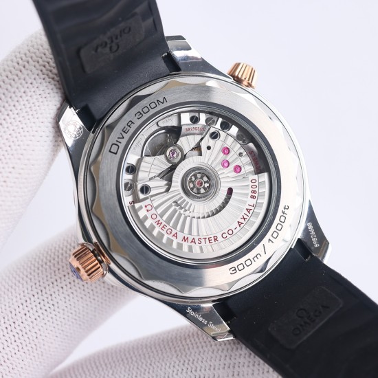 オメガ(OMEGA)のシーマスターは、ダブルTの黒いバランスウィートと8800ムーブメントを採用しており、ケースのサイズは42mmです。GR1のレーザー彫刻による波紋のダイヤル、透かし模様の指針、そして排ガスバルブなどが特徴です。カラーマッチングでは、クラシックな青のダイヤルに青のベゼルを組み合わせており、黒と青(最もクラシックな2色)を使用しています。精鋼と18K金を使って作られており、42mmの精鋼製の時計ケースで、青いセラミックダイヤルにはレーザー彫刻による波紋模様が施されており、白いSuper-L オメガ(OMEGA)のシーマスターは、ダブルTの黒いバランスウィートと8800ムーブメントを採用しており、ケースのサイズは42mmです。GR1のレーザー彫刻による波紋のダイヤル、透かし模様の指針、そして排ガスバルブなどが特徴です。カラーマッチングでは、クラシックな青のダイヤルに青のベゼルを組み合わせており、黒と青(最もクラシックな2色)を使用しています。精鋼と18K金を使って作られており、42mmの精鋼製の時計ケースで、青いセラミックダイヤルにはレーザー彫刻による波紋模様が施されており、白いSuper-L
