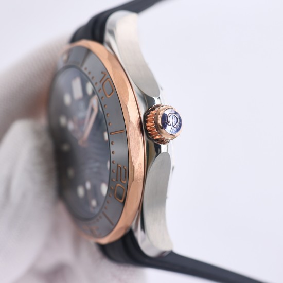 オメガ(OMEGA)のシーマスターは、ダブルTの黒いバランスウィートと8800ムーブメントを採用しており、ケースのサイズは42mmです。GR1のレーザー彫刻による波紋のダイヤル、透かし模様の指針、そして排ガスバルブなどが特徴です。カラーマッチングでは、クラシックな青のダイヤルに青のベゼルを組み合わせており、黒と青(最もクラシックな2色)を使用しています。精鋼と18K金を使って作られており、42mmの精鋼製の時計ケースで、青いセラミックダイヤルにはレーザー彫刻による波紋模様が施されており、白いSuper-L オメガ(OMEGA)のシーマスターは、ダブルTの黒いバランスウィートと8800ムーブメントを採用しており、ケースのサイズは42mmです。GR1のレーザー彫刻による波紋のダイヤル、透かし模様の指針、そして排ガスバルブなどが特徴です。カラーマッチングでは、クラシックな青のダイヤルに青のベゼルを組み合わせており、黒と青(最もクラシックな2色)を使用しています。精鋼と18K金を使って作られており、42mmの精鋼製の時計ケースで、青いセラミックダイヤルにはレーザー彫刻による波紋模様が施されており、白いSuper-L