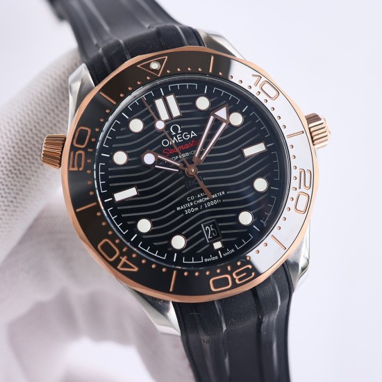 オメガ(OMEGA)のシーマスターは、ダブルTの黒いバランスウィートと8800ムーブメントを採用しており、ケースのサイズは42mmです。GR1のレーザー彫刻による波紋のダイヤル、透かし模様の指針、そして排ガスバルブなどが特徴です。カラーマッチングでは、クラシックな青のダイヤルに青のベゼルを組み合わせており、黒と青(最もクラシックな2色)を使用しています。精鋼と18K金を使って作られており、42mmの精鋼製の時計ケースで、青いセラミックダイヤルにはレーザー彫刻による波紋模様が施されており、白いSuper-L オメガ(OMEGA)のシーマスターは、ダブルTの黒いバランスウィートと8800ムーブメントを採用しており、ケースのサイズは42mmです。GR1のレーザー彫刻による波紋のダイヤル、透かし模様の指針、そして排ガスバルブなどが特徴です。カラーマッチングでは、クラシックな青のダイヤルに青のベゼルを組み合わせており、黒と青(最もクラシックな2色)を使用しています。精鋼と18K金を使って作られており、42mmの精鋼製の時計ケースで、青いセラミックダイヤルにはレーザー彫刻による波紋模様が施されており、白いSuper-L