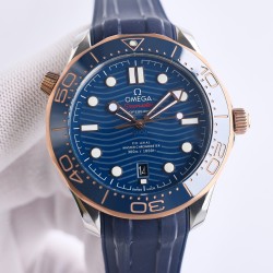 オメガ（OMEGA）のシーマスターは、ダブルTの黒いバランスウィートと8800ムーブメントを採用しており、ケースのサイズは42mmです。GR1のレーザー彫刻による波紋のダイヤル、透かし模様の指針、そして排ガスバルブなどが特徴です。カラーマッチングでは、クラシックな青のダイヤルに青のベゼルを組み合わせており、黒と青（最もクラシックな2色）を使用しています。精鋼と18K金を使って作られており、42mmの精鋼製の時計ケースで、青いセラミックダイヤルにはレーザー彫刻による波紋模様が施されており、白いSuper-L