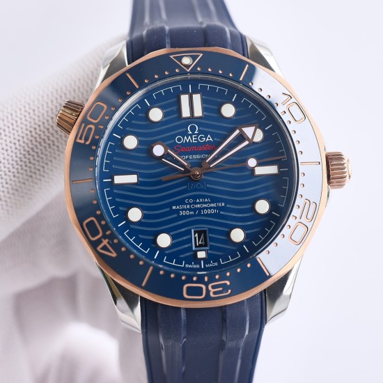 オメガ(OMEGA)のシーマスターは、ダブルTの黒いバランスウィートと8800ムーブメントを採用しており、ケースのサイズは42mmです。GR1のレーザー彫刻による波紋のダイヤル、透かし模様の指針、そして排ガスバルブなどが特徴です。カラーマッチングでは、クラシックな青のダイヤルに青のベゼルを組み合わせており、黒と青(最もクラシックな2色)を使用しています。精鋼と18K金を使って作られており、42mmの精鋼製の時計ケースで、青いセラミックダイヤルにはレーザー彫刻による波紋模様が施されており、白いSuper-L オメガ(OMEGA)のシーマスターは、ダブルTの黒いバランスウィートと8800ムーブメントを採用しており、ケースのサイズは42mmです。GR1のレーザー彫刻による波紋のダイヤル、透かし模様の指針、そして排ガスバルブなどが特徴です。カラーマッチングでは、クラシックな青のダイヤルに青のベゼルを組み合わせており、黒と青(最もクラシックな2色)を使用しています。精鋼と18K金を使って作られており、42mmの精鋼製の時計ケースで、青いセラミックダイヤルにはレーザー彫刻による波紋模様が施されており、白いSuper-L