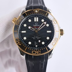 オメガ（OMEGA）のシーマスターは、ダブルTの黒いバランスウィートと8800ムーブメントを採用しており、ケースのサイズは42mmです。GR1のレーザー彫刻による波紋のダイヤル、透かし模様の指針、そして排ガスバルブなどが特徴です。カラーマッチングでは、クラシックな青のダイヤルに青のベゼルを組み合わせており、黒と青（最もクラシックな2色）を使用しています。精鋼と18K金を使って作られており、42mmの精鋼製の時計ケースで、青いセラミックダイヤルにはレーザー彫刻による波紋模様が施されており、白いSuper-L