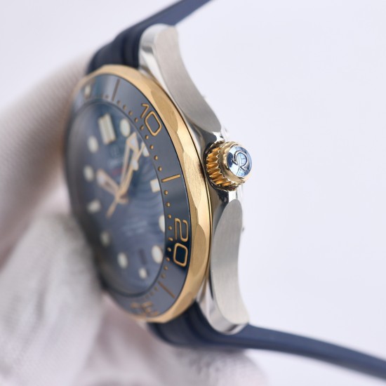 オメガ(OMEGA)のシーマスターは、ダブルTの黒いバランスウィートと8800ムーブメントを採用しており、ケースのサイズは42mmです。GR1のレーザー彫刻による波紋のダイヤル、透かし模様の指針、そして排ガスバルブなどが特徴です。カラーマッチングでは、クラシックな青のダイヤルに青のベゼルを組み合わせており、黒と青(最もクラシックな2色)を使用しています。精鋼と18K金を使って作られており、42mmの精鋼製の時計ケースで、青いセラミックダイヤルにはレーザー彫刻による波紋模様が施されており、白いSuper-L オメガ(OMEGA)のシーマスターは、ダブルTの黒いバランスウィートと8800ムーブメントを採用しており、ケースのサイズは42mmです。GR1のレーザー彫刻による波紋のダイヤル、透かし模様の指針、そして排ガスバルブなどが特徴です。カラーマッチングでは、クラシックな青のダイヤルに青のベゼルを組み合わせており、黒と青(最もクラシックな2色)を使用しています。精鋼と18K金を使って作られており、42mmの精鋼製の時計ケースで、青いセラミックダイヤルにはレーザー彫刻による波紋模様が施されており、白いSuper-L