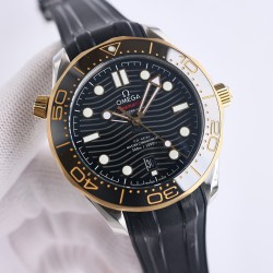オメガ（OMEGA）のシーマスターは、ダブルTの黒いバランスウィートと8800ムーブメントを採用しており、ケースのサイズは42mmです。GR1のレーザー彫刻による波紋のダイヤル、透かし模様の指針、そして排ガスバルブなどが特徴です。カラーマッチングでは、クラシックな青のダイヤルに青のベゼルを組み合わせており、黒と青（最もクラシックな2色）を使用しています。精鋼と18K金を使って作られており、42mmの精鋼製の時計ケースで、青いセラミックダイヤルにはレーザー彫刻による波紋模様が施されており、白いSuper-L