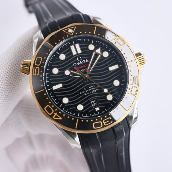 オメガ(OMEGA)のシーマスターは、ダブルTの黒いバランスウィートと8800ムーブメントを採用しており、ケースのサイズは42mmです。GR1のレーザー彫刻による波紋のダイヤル、透かし模様の指針、そして排ガスバルブなどが特徴です。カラーマッチングでは、クラシックな青のダイヤルに青のベゼルを組み合わせており、黒と青(最もクラシックな2色)を使用しています。精鋼と18K金を使って作られており、42mmの精鋼製の時計ケースで、青いセラミックダイヤルにはレーザー彫刻による波紋模様が施されており、白いSuper-L オメガ(OMEGA)のシーマスターは、ダブルTの黒いバランスウィートと8800ムーブメントを採用しており、ケースのサイズは42mmです。GR1のレーザー彫刻による波紋のダイヤル、透かし模様の指針、そして排ガスバルブなどが特徴です。カラーマッチングでは、クラシックな青のダイヤルに青のベゼルを組み合わせており、黒と青(最もクラシックな2色)を使用しています。精鋼と18K金を使って作られており、42mmの精鋼製の時計ケースで、青いセラミックダイヤルにはレーザー彫刻による波紋模様が施されており、白いSuper-L