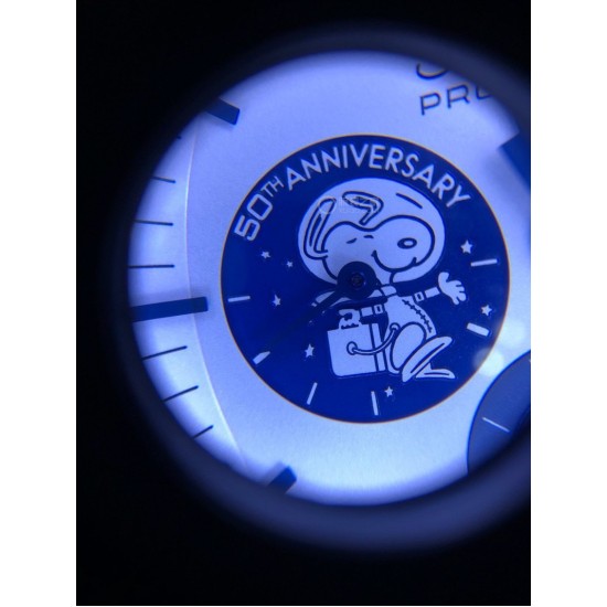 オメガ(OMEGA) スピードマスターシリーズ(「スヌーピー賞」50周年記念腕時計)TO1精鋼の時計ケースで、青色のジルコニ(ZrO2)セラミックベゼルを採用し、白色のエナメル製のタコメータースケールが飾られています。銀白色のダイヤルには、青色のPVD処理を施した先の尖った形のインデックスと指針が飾られています。 密閉式の裏蓋で、「アポロ13号」任務やオメガの「スヌーピー賞」などに敬意を表する黒色の彫刻要素が飾られています。カスタムの3861型ハンドメイドメカニカルクロノグラフで、サイズ42mm オメガ(OMEGA) スピードマスターシリーズ(「スヌーピー賞」50周年記念腕時計)TO1精鋼の時計ケースで、青色のジルコニ(ZrO2)セラミックベゼルを採用し、白色のエナメル製のタコメータースケールが飾られています。銀白色のダイヤルには、青色のPVD処理を施した先の尖った形のインデックスと指針が飾られています。 密閉式の裏蓋で、「アポロ13号」任務やオメガの「スヌーピー賞」などに敬意を表する黒色の彫刻要素が飾られています。カスタムの3861型ハンドメイドメカニカルクロノグラフで、サイズ42mm
