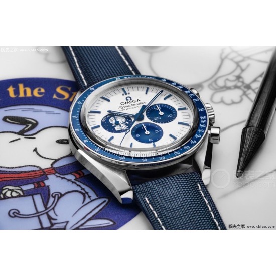 オメガ(OMEGA) スピードマスターシリーズ(「スヌーピー賞」50周年記念腕時計)TO1精鋼の時計ケースで、青色のジルコニ(ZrO2)セラミックベゼルを採用し、白色のエナメル製のタコメータースケールが飾られています。銀白色のダイヤルには、青色のPVD処理を施した先の尖った形のインデックスと指針が飾られています。 密閉式の裏蓋で、「アポロ13号」任務やオメガの「スヌーピー賞」などに敬意を表する黒色の彫刻要素が飾られています。カスタムの3861型ハンドメイドメカニカルクロノグラフで、サイズ42mm オメガ(OMEGA) スピードマスターシリーズ(「スヌーピー賞」50周年記念腕時計)TO1精鋼の時計ケースで、青色のジルコニ(ZrO2)セラミックベゼルを採用し、白色のエナメル製のタコメータースケールが飾られています。銀白色のダイヤルには、青色のPVD処理を施した先の尖った形のインデックスと指針が飾られています。 密閉式の裏蓋で、「アポロ13号」任務やオメガの「スヌーピー賞」などに敬意を表する黒色の彫刻要素が飾られています。カスタムの3861型ハンドメイドメカニカルクロノグラフで、サイズ42mm