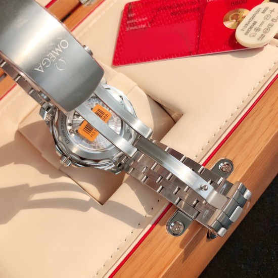 新型 オメガ シーマスター プラネットオーシャン 300m コーアクシャル・マスタークロノメーター 42mm ダイバーズウッチ,ダイバーズウォッチとしての機能を完備**——鮮やかな夜光、深水深防水、排気バルブ。しかし、この時計の真の魅力は「装着感」です。シーマスターは手首に自然にフィットし、身に付けた瞬間から「一体感」が生まれます。スチール製ブラッシュ仕上げ, シースルー裏蓋 新型 オメガ シーマスター プラネットオーシャン 300m コーアクシャル・マスタークロノメーター 42mm ダイバーズウッチ,ダイバーズウォッチとしての機能を完備**——鮮やかな夜光、深水深防水、排気バルブ。しかし、この時計の真の魅力は「装着感」です。シーマスターは手首に自然にフィットし、身に付けた瞬間から「一体感」が生まれます。スチール製ブラッシュ仕上げ, シースルー裏蓋