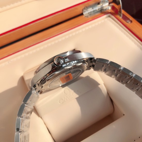 新型 オメガ シーマスター プラネットオーシャン 300m コーアクシャル・マスタークロノメーター 42mm ダイバーズウッチ,ダイバーズウォッチとしての機能を完備**——鮮やかな夜光、深水深防水、排気バルブ。しかし、この時計の真の魅力は「装着感」です。シーマスターは手首に自然にフィットし、身に付けた瞬間から「一体感」が生まれます。スチール製ブラッシュ仕上げ, シースルー裏蓋 新型 オメガ シーマスター プラネットオーシャン 300m コーアクシャル・マスタークロノメーター 42mm ダイバーズウッチ,ダイバーズウォッチとしての機能を完備**——鮮やかな夜光、深水深防水、排気バルブ。しかし、この時計の真の魅力は「装着感」です。シーマスターは手首に自然にフィットし、身に付けた瞬間から「一体感」が生まれます。スチール製ブラッシュ仕上げ, シースルー裏蓋