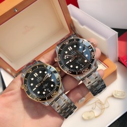 オメガ OMEGA セイマスター シリーズ プルプール オーシャン ウォッチ 300m コアックス・マスター オーソドックス 42mm ダイビング ウォッチ！独自のオリジナルと同じ8800メカニカルムーブメントを搭載し、渦巻き状の構造を持つ振り子！ステンレス・スチール素材の引き伸ばし加工表ケースで、一部はツヤ出し処理を施しています。ベゼルはセラミックでデザインされ、白いエナメルのダイビング目盛りが施されており、ラチェット式のカウントダウンベゼルは反時計回りに単方向に回転します。丸みを帯びたサファイアガラス