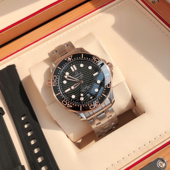 オメガ OMEGA セイマスター シリーズ プルプール オーシャン ウォッチ 300m コアックス・マスター オーソドックス 42mm ダイビング ウォッチ!独自のオリジナルと同じ8800メカニカルムーブメントを搭載し、渦巻き状の構造を持つ振り子!ステンレス・スチール素材の引き伸ばし加工表ケースで、一部はツヤ出し処理を施しています。ベゼルはセラミックでデザインされ、白いエナメルのダイビング目盛りが施されており、ラチェット式のカウントダウンベゼルは反時計回りに単方向に回転します。丸みを帯びたサファイアガラス オメガ OMEGA セイマスター シリーズ プルプール オーシャン ウォッチ 300m コアックス・マスター オーソドックス 42mm ダイビング ウォッチ!独自のオリジナルと同じ8800メカニカルムーブメントを搭載し、渦巻き状の構造を持つ振り子!ステンレス・スチール素材の引き伸ばし加工表ケースで、一部はツヤ出し処理を施しています。ベゼルはセラミックでデザインされ、白いエナメルのダイビング目盛りが施されており、ラチェット式のカウントダウンベゼルは反時計回りに単方向に回転します。丸みを帯びたサファイアガラス