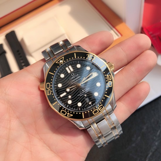 オメガ OMEGA セイマスター シリーズ プルプール オーシャン ウォッチ 300m コアックス・マスター オーソドックス 42mm ダイビング ウォッチ!独自のオリジナルと同じ8800メカニカルムーブメントを搭載し、渦巻き状の構造を持つ振り子!ステンレス・スチール素材の引き伸ばし加工表ケースで、一部はツヤ出し処理を施しています。ベゼルはセラミックでデザインされ、白いエナメルのダイビング目盛りが施されており、ラチェット式のカウントダウンベゼルは反時計回りに単方向に回転します。丸みを帯びたサファイアガラス オメガ OMEGA セイマスター シリーズ プルプール オーシャン ウォッチ 300m コアックス・マスター オーソドックス 42mm ダイビング ウォッチ!独自のオリジナルと同じ8800メカニカルムーブメントを搭載し、渦巻き状の構造を持つ振り子!ステンレス・スチール素材の引き伸ばし加工表ケースで、一部はツヤ出し処理を施しています。ベゼルはセラミックでデザインされ、白いエナメルのダイビング目盛りが施されており、ラチェット式のカウントダウンベゼルは反時計回りに単方向に回転します。丸みを帯びたサファイアガラス